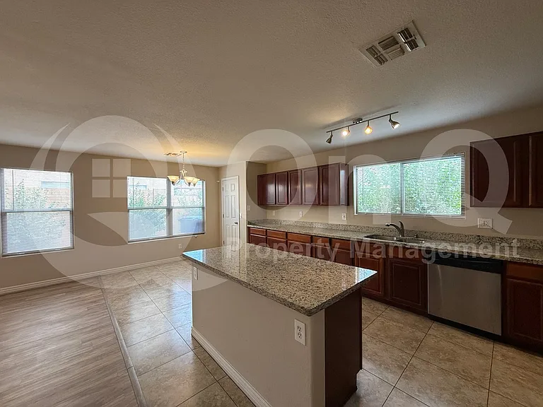 422 W Redwood Dr — Photo 4