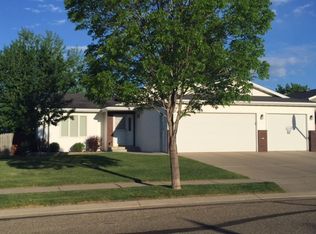 2730 Berkshire Dr, Bismarck, ND 58503