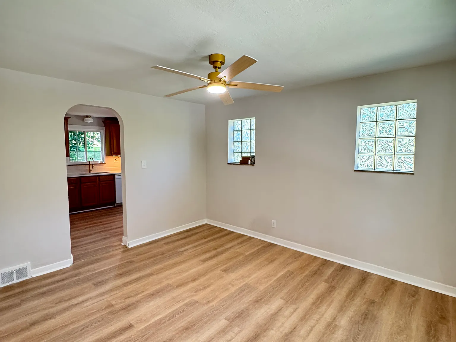 3 bed, 1.5 bath, 1300 sqft, $1,850 — Photo 3