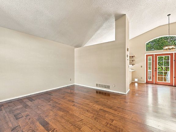 4th image of 982 Thames St