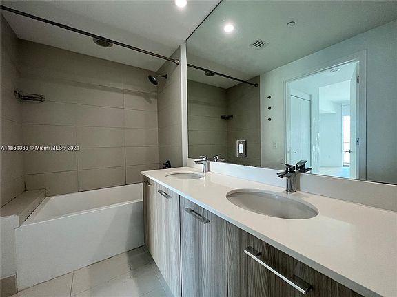 4th image of 501 NE 31st St Unit 3707