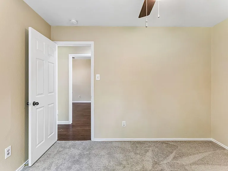 1911 Ralph C Craig Ln — Photo 17