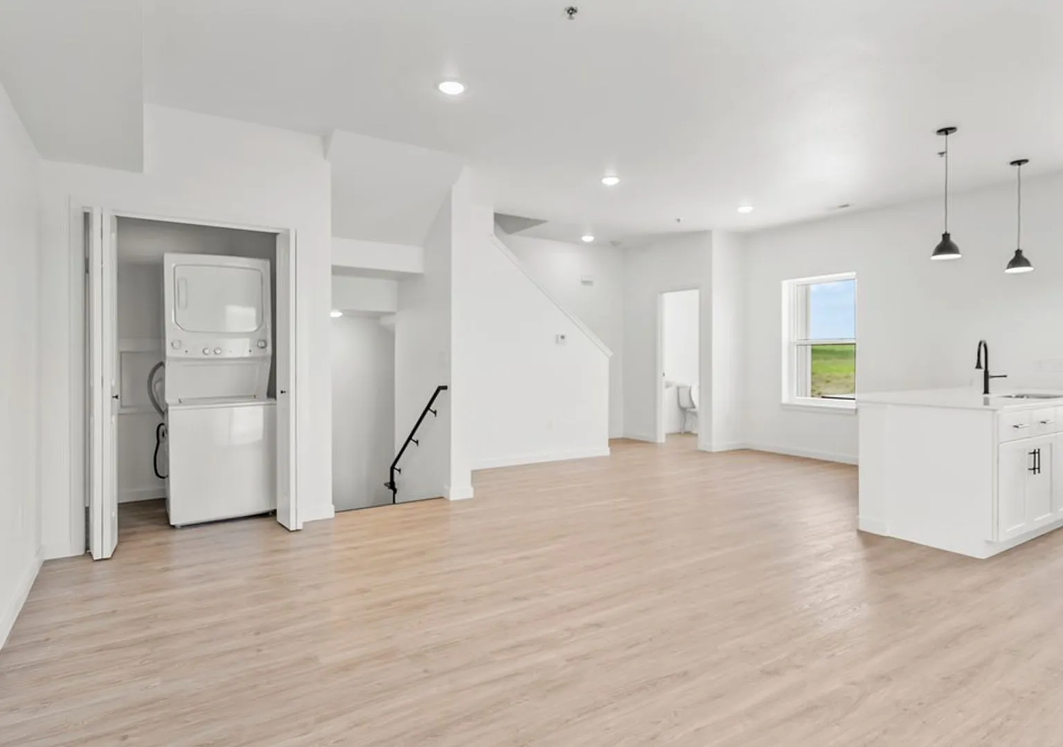 895 W 8th St — Photo 3