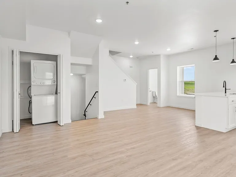 895 W 8th St — Photo 18