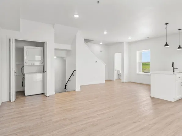 2539 W 3rd St, Waterloo, IA 50701
