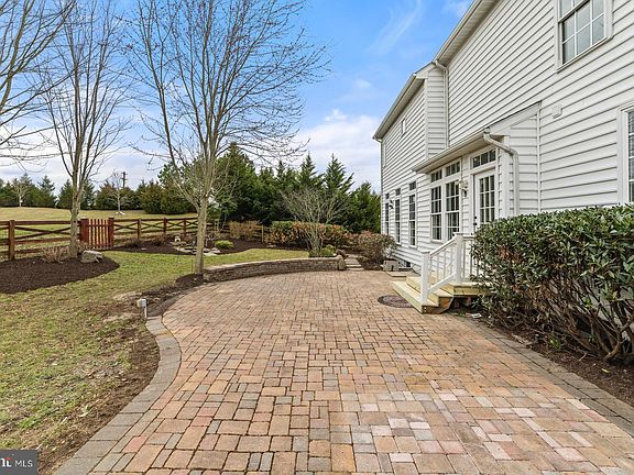 3rd image of 10039 Three Sisters Ct
