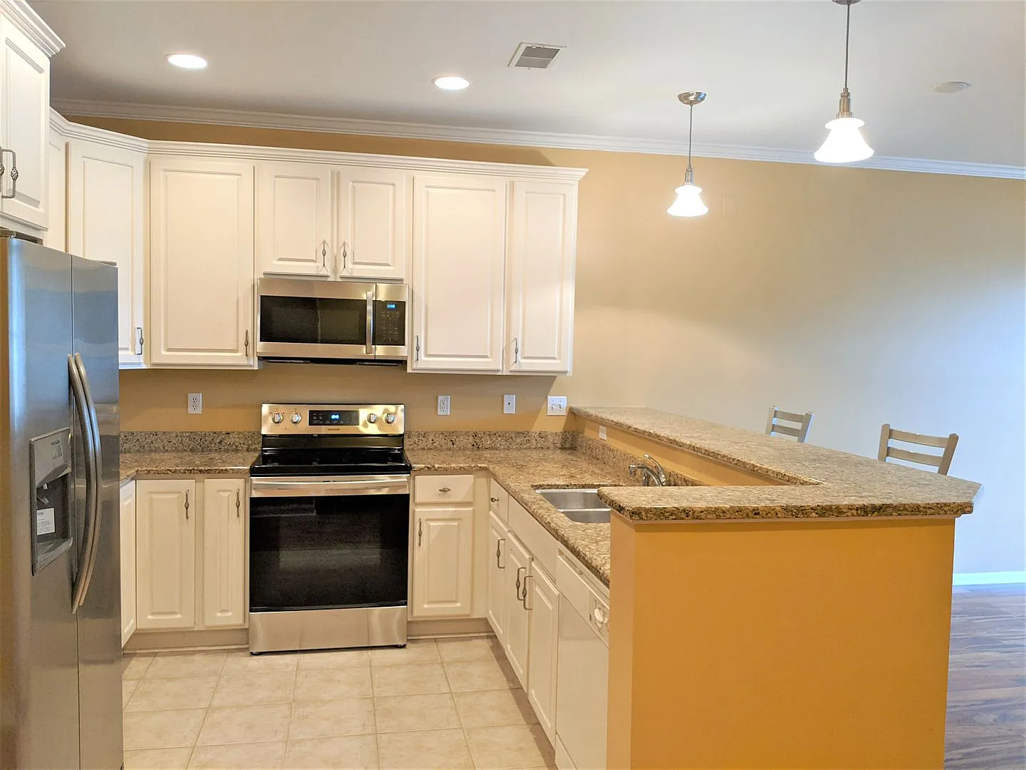2 Bedroom Lakefront Condo! — Photo 3