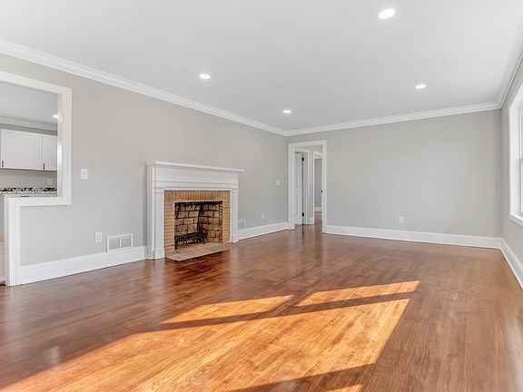 3rd image of 541 Glenwood Dr