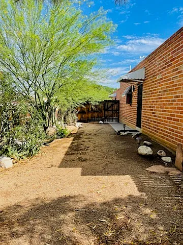 1219 N Dodge Blvd — Photo 4