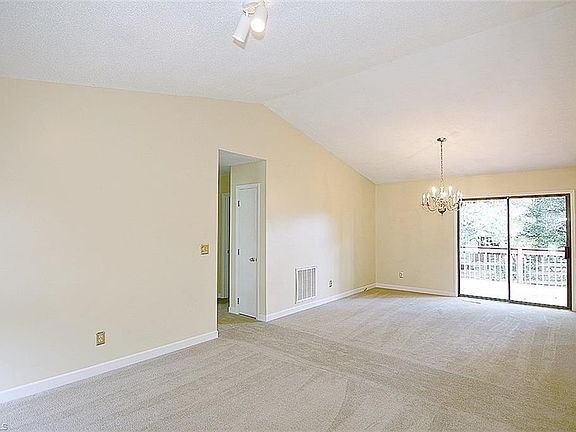 5th image of 85 Evergreen Dr