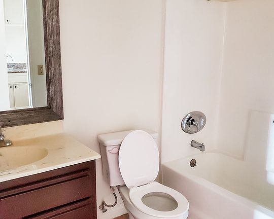 3rd image of 4664 W Maplewood Ave #104