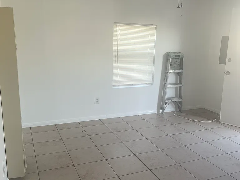 102 W Hall Ave #102 — Photo 2