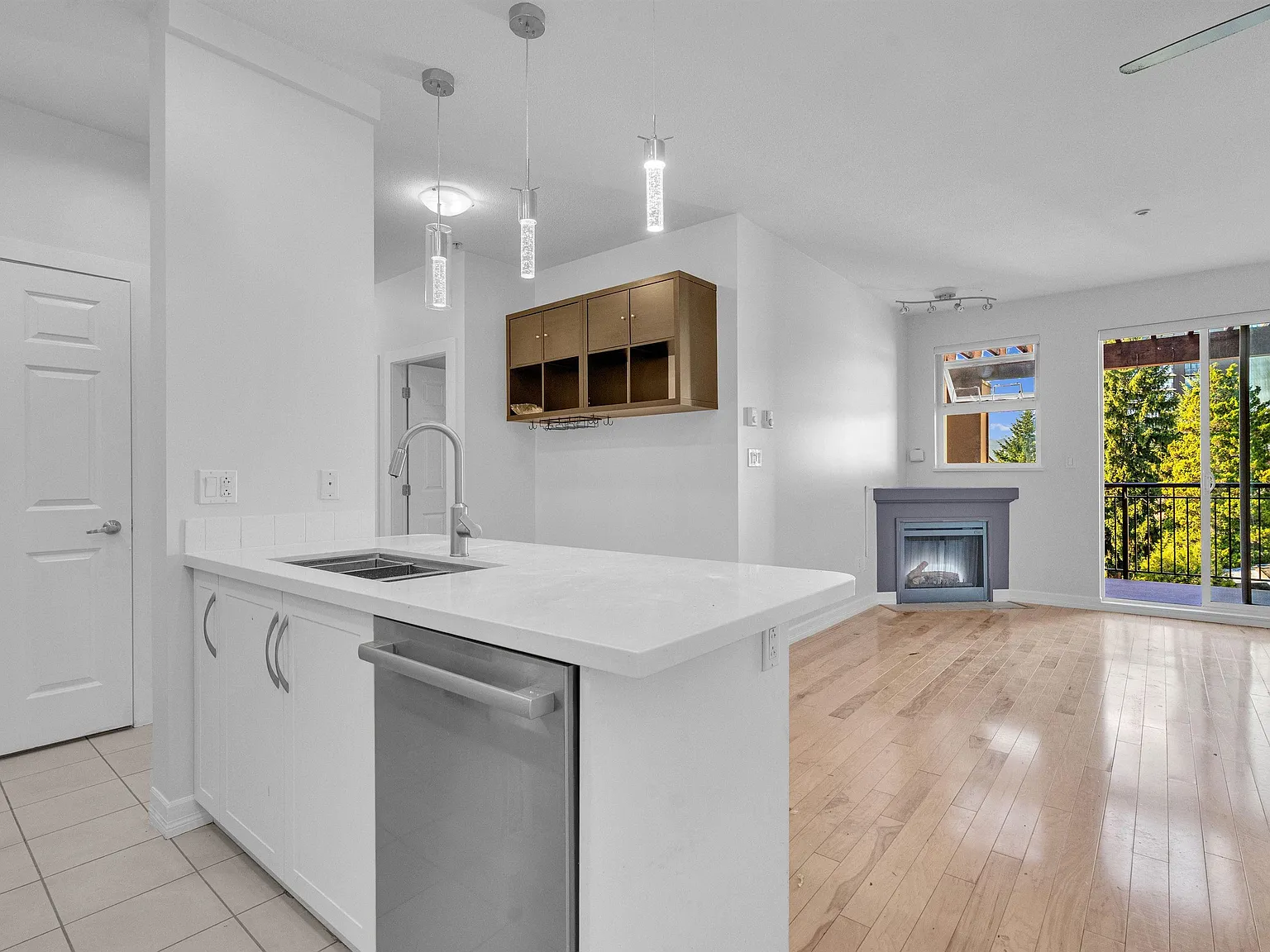 2 bed, 917 sqft, $2,400 — Photo 3