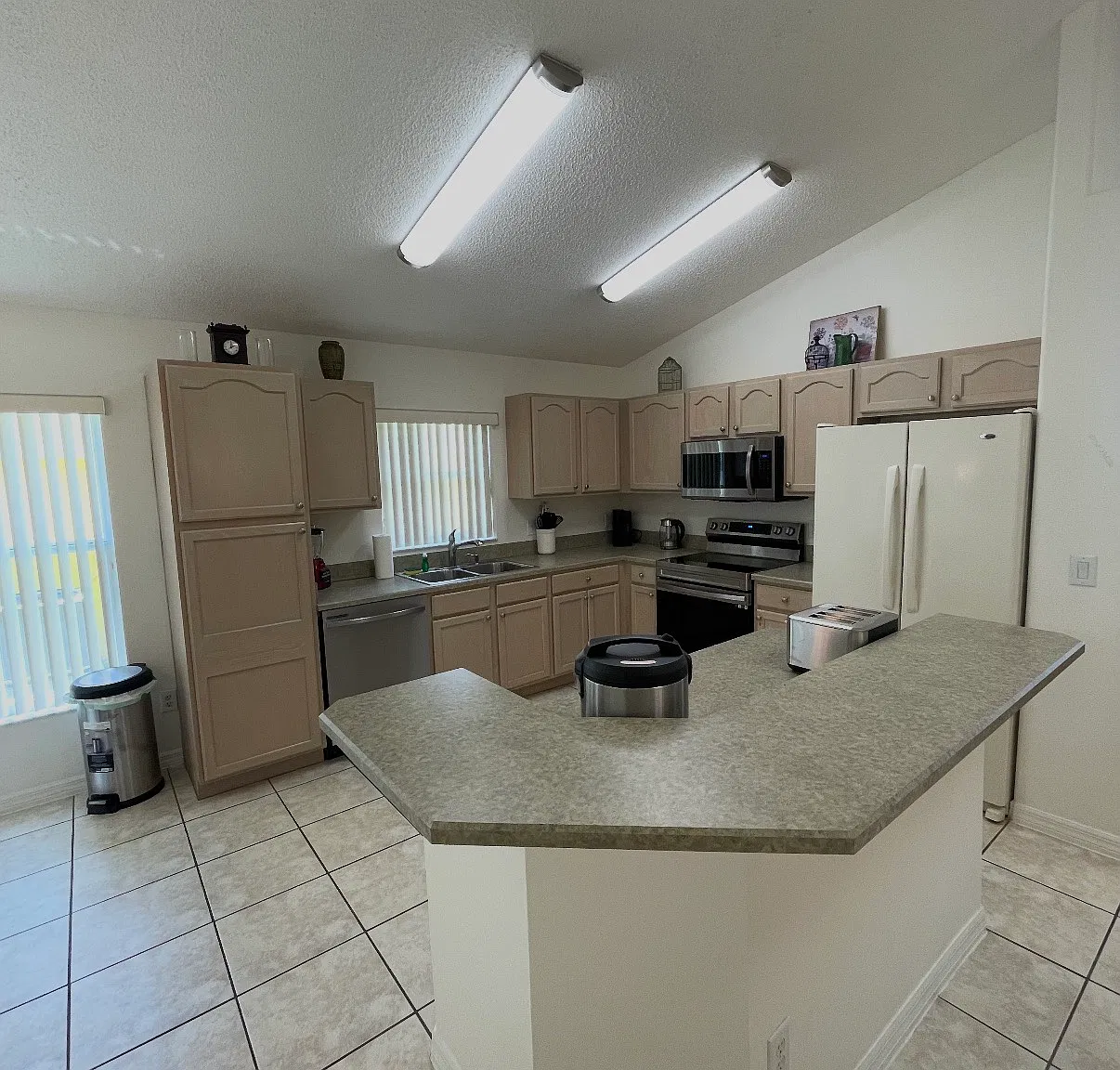 5 bed, 2136 sqft, $2,950 — Photo 2