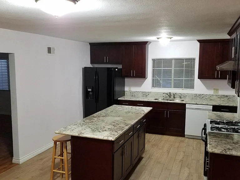 721 N Mountain View St — Photo 7