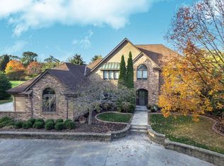 N33W23150 Ridgecrest Ct, Pewaukee, WI 53072