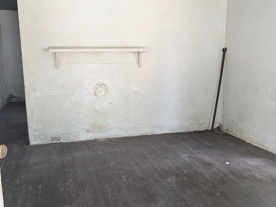 2nd image of 1112 Queen Street E