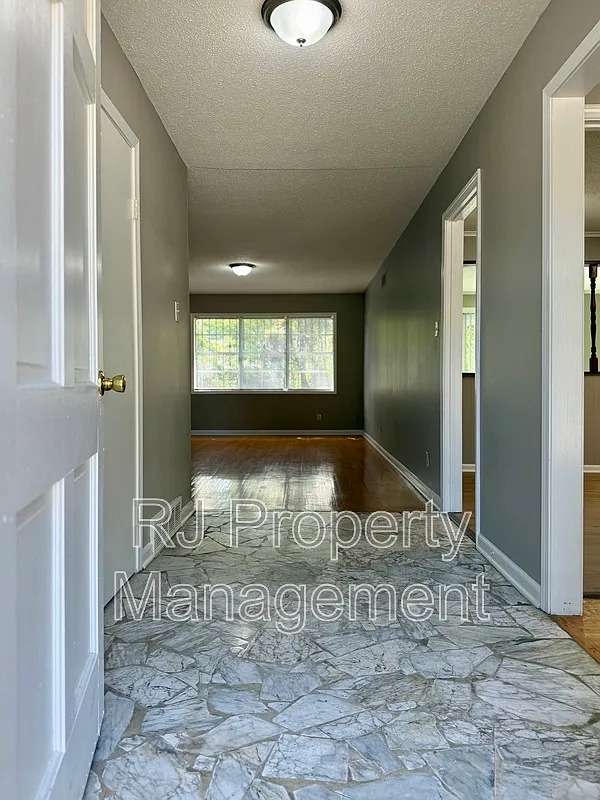 3 bed, 2.0 bath, 1565 sqft, $1,295 — Photo 2