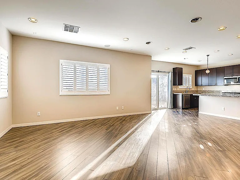 8117 Ancient Oaks Ave — Photo 5