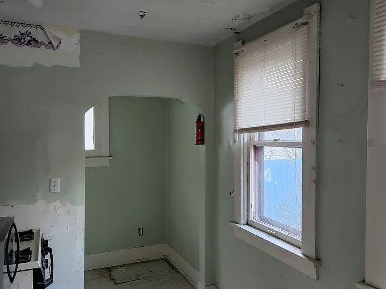 2453 Caledonia St — Photo 3