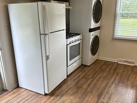 3rd image of 615 S Outer Dr