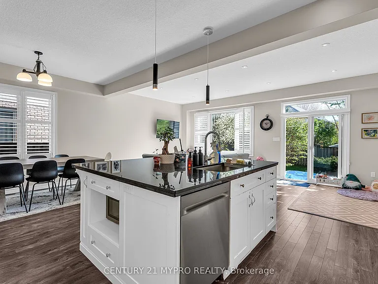 1130 Baird St — Photo 9