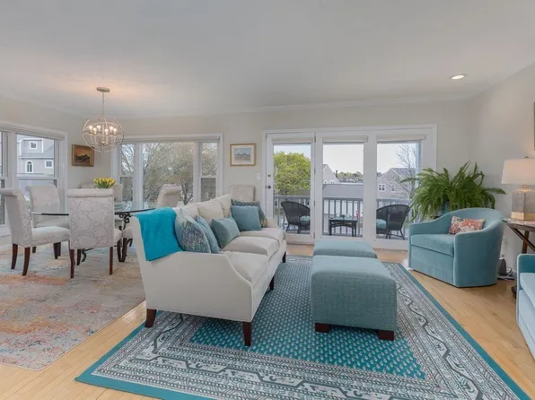 7 Whaler Ln, Quincy, MA 02171