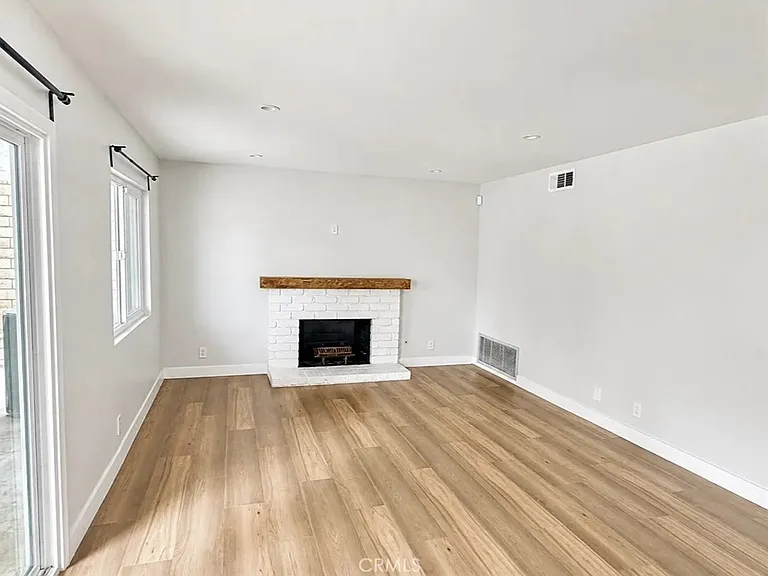 1525 Meadow Glen Rd — Photo 2