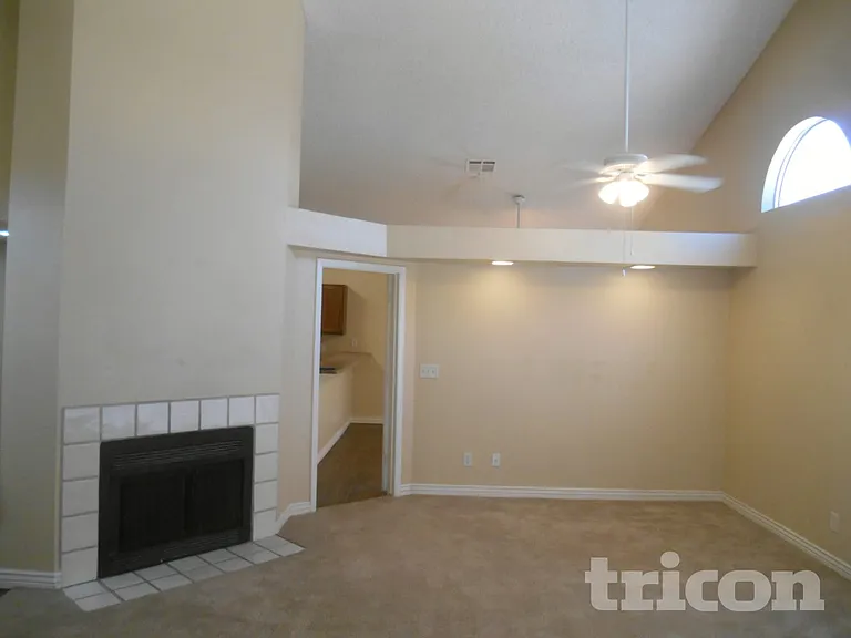 1706 N Comanche Dr — Photo 2