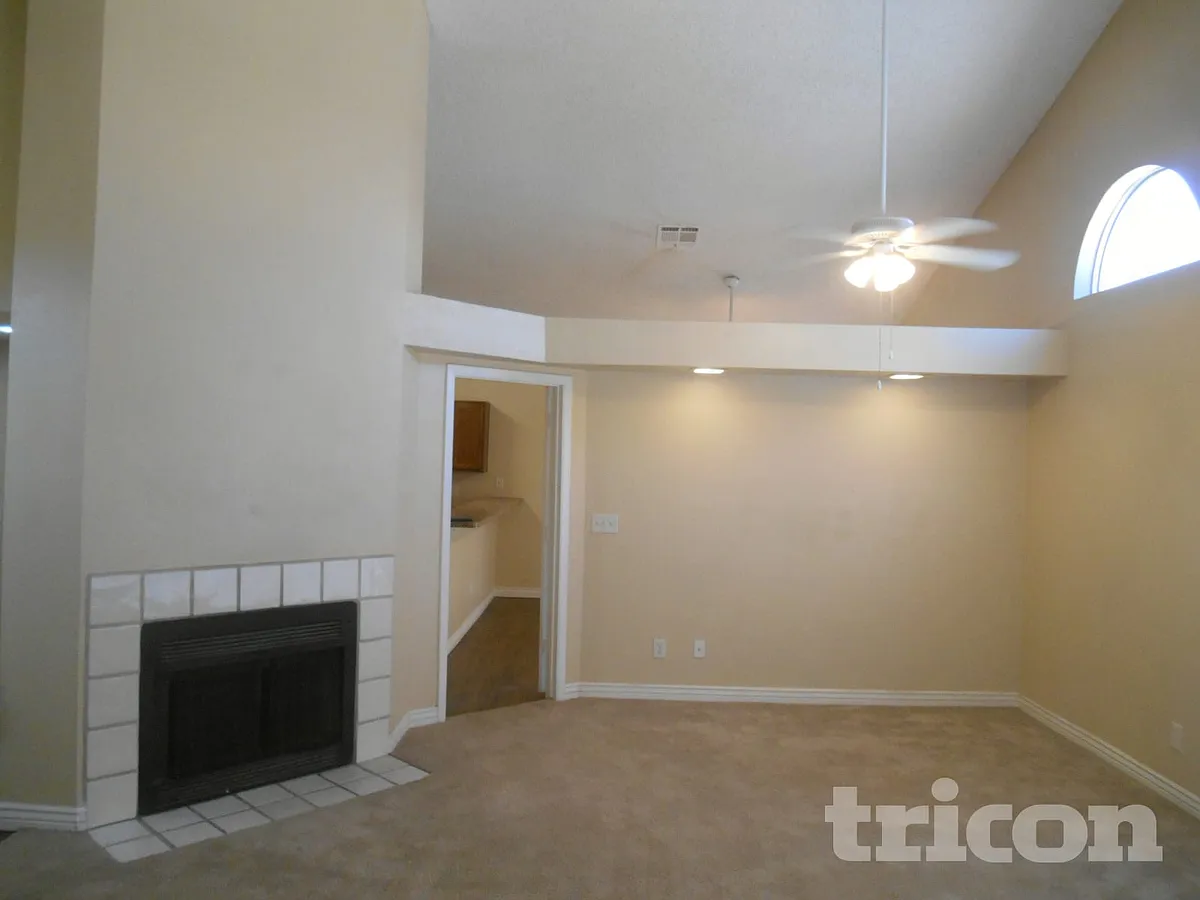 Building Photo - 1706 N Comanche Dr