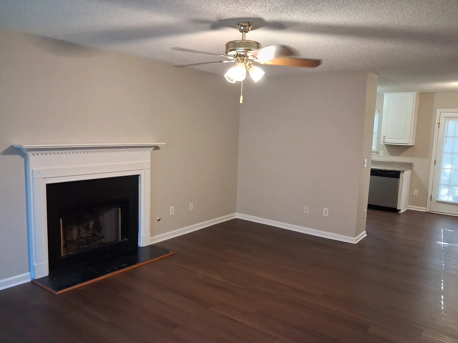 4 bed, 2.5 bath, 1548 sqft, $2,200 — Photo 2