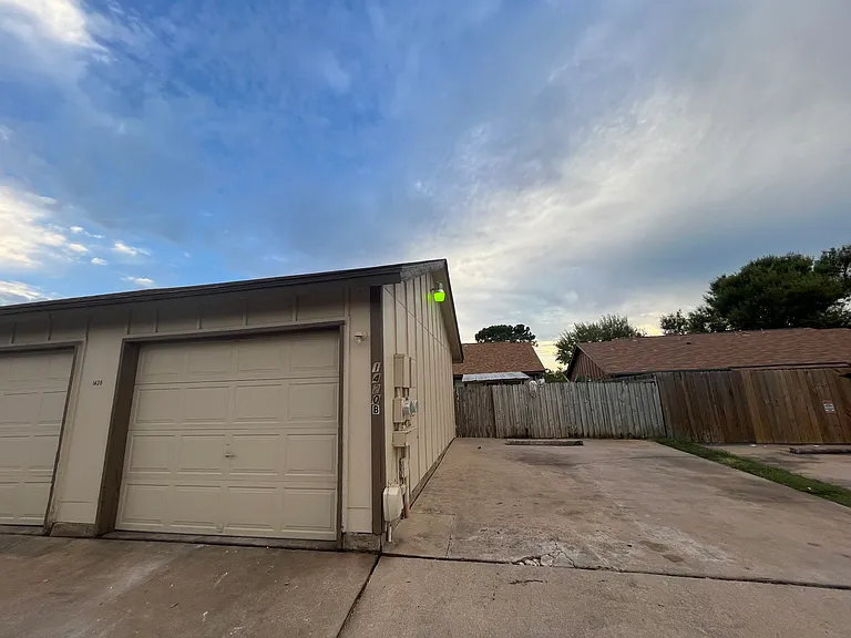 1420 W Braker Ln #B — Photo 8