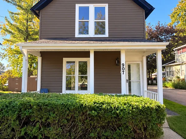 907 Porter St, Waukegan, IL 60085