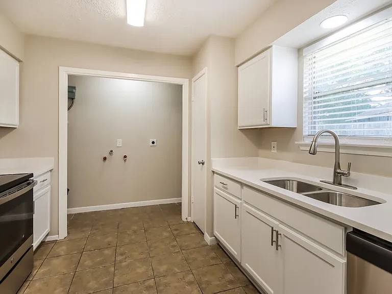 8514 Forest Point Dr — Photo 8
