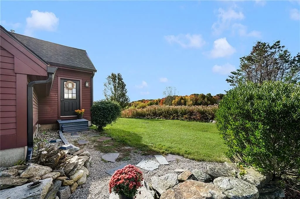 3 bed, 2.0 bath, 1200 sqft, $2,700 — Photo 3
