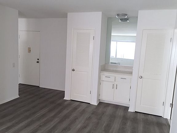 4th image of 1385 Kelton Ave #104