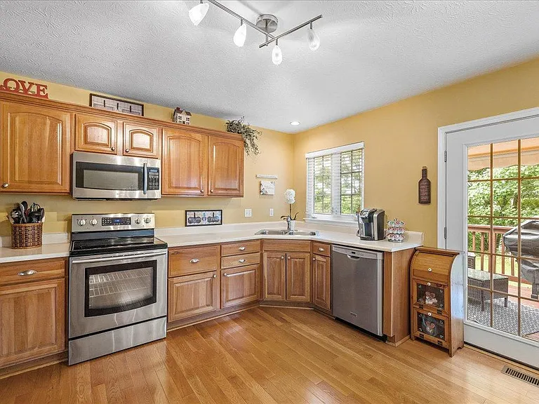 531 Village Green Blvd W — Photo 12