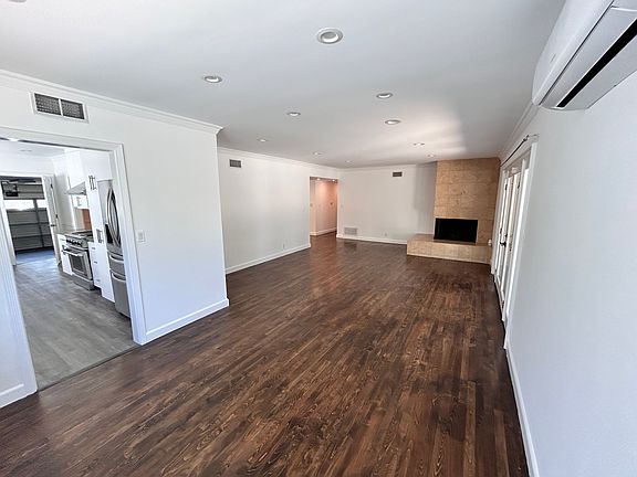 3rd image of 23723 Oxnard St
