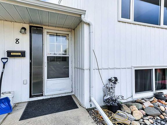2nd image of 8 N Whiteside Cres
