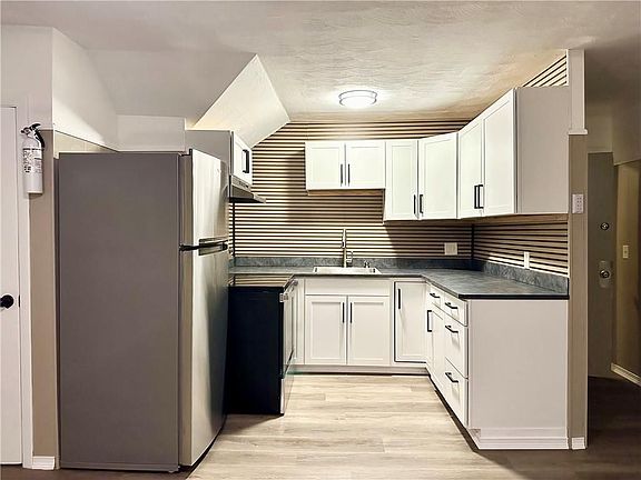 5th image of 806 Main St