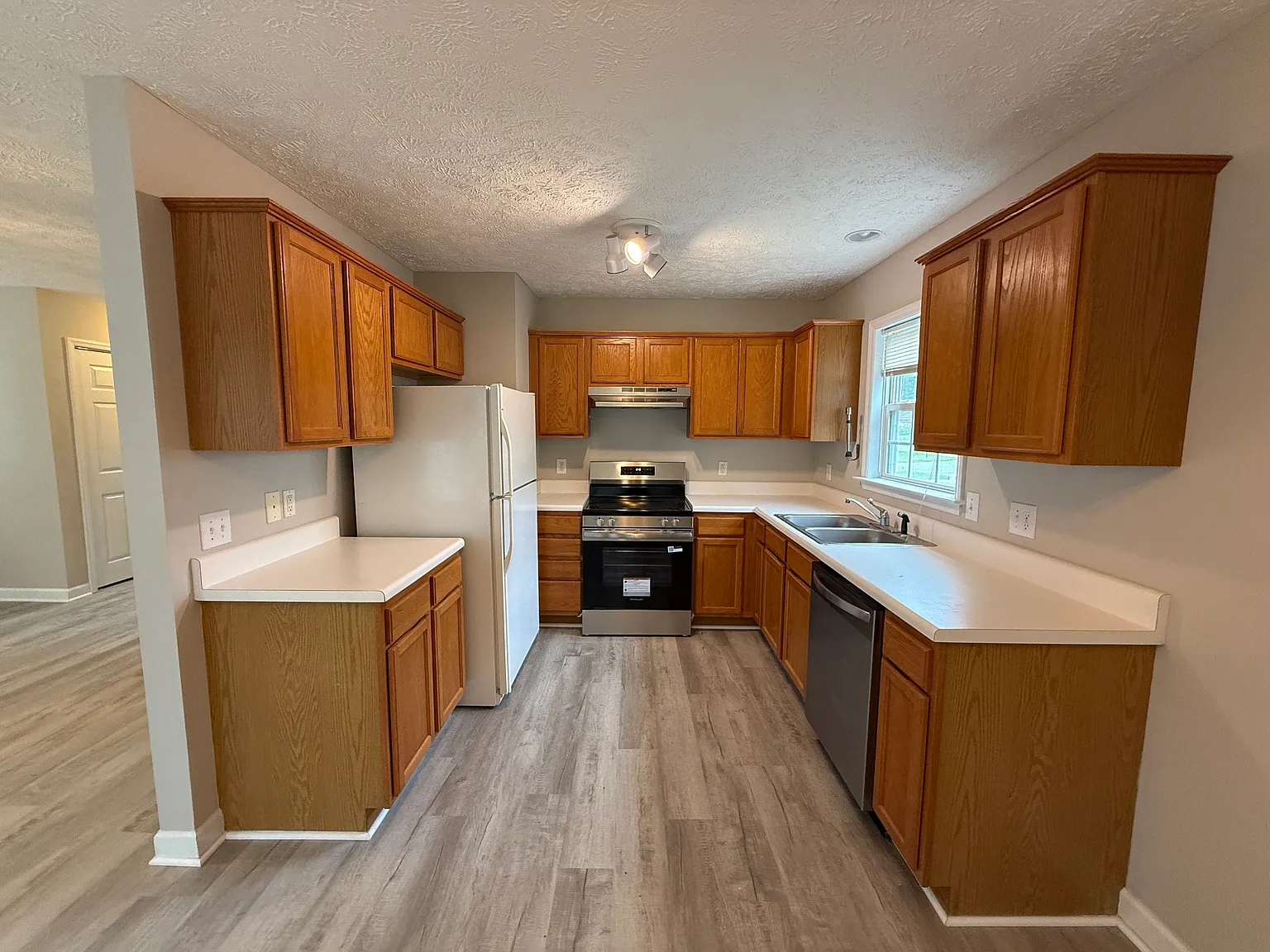 3 bed, 1346 sqft, $1,950 — Photo 3