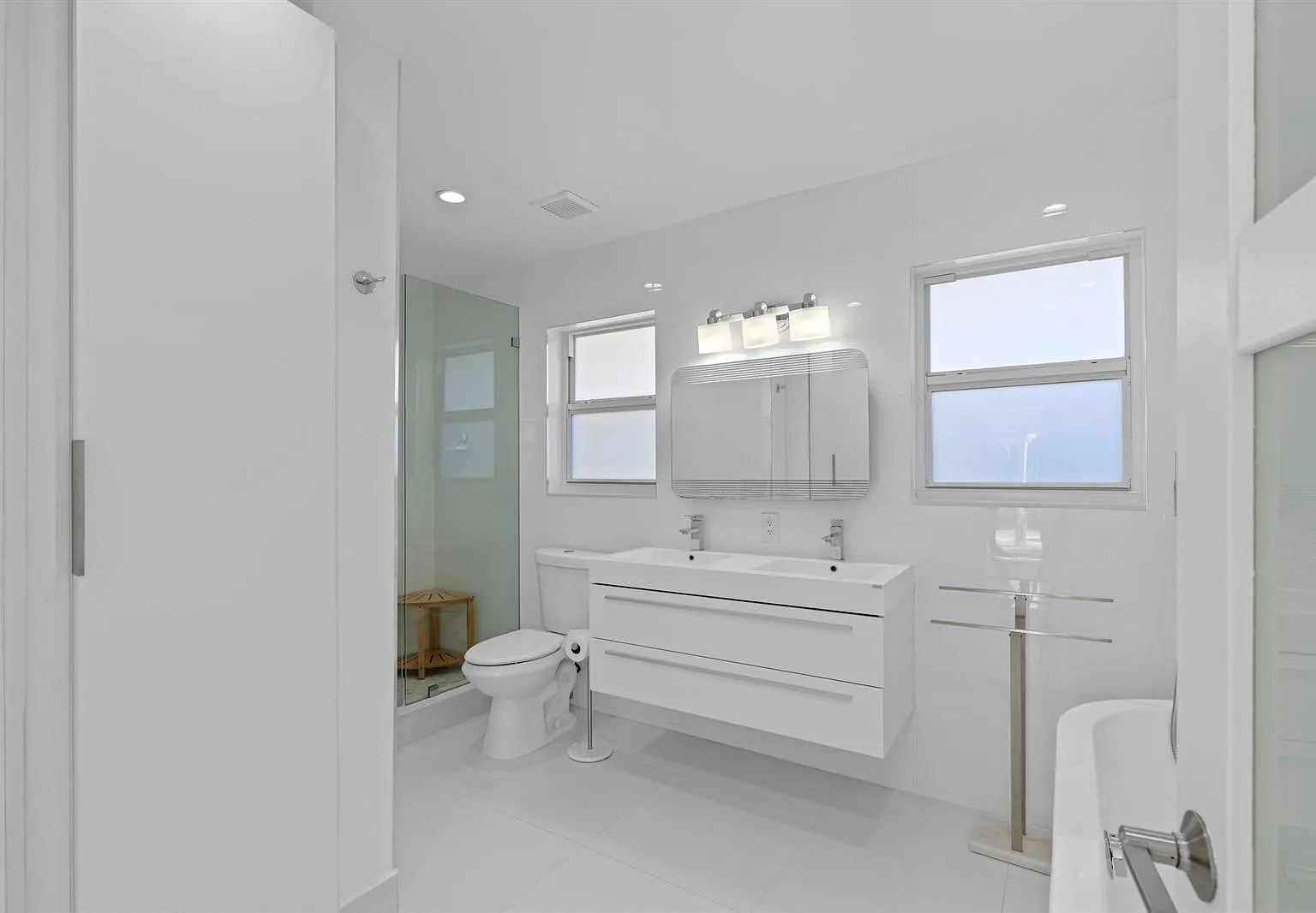 3 bed, 3.0 bath, 1700 sqft, $8,000 — Photo 3