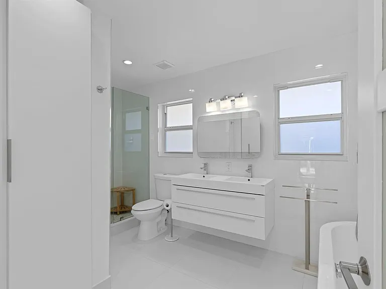 391 SE 7th Ave — Photo 30