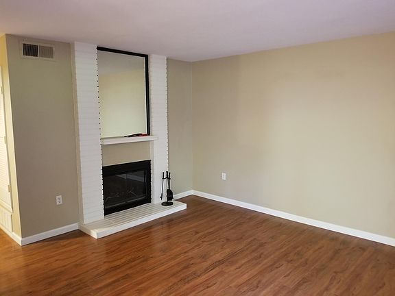 5th image of 871 Woodside Ln E Unit 1