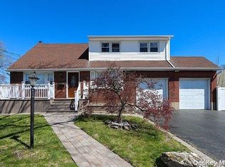 308 40th St, Lindenhurst, NY 11757