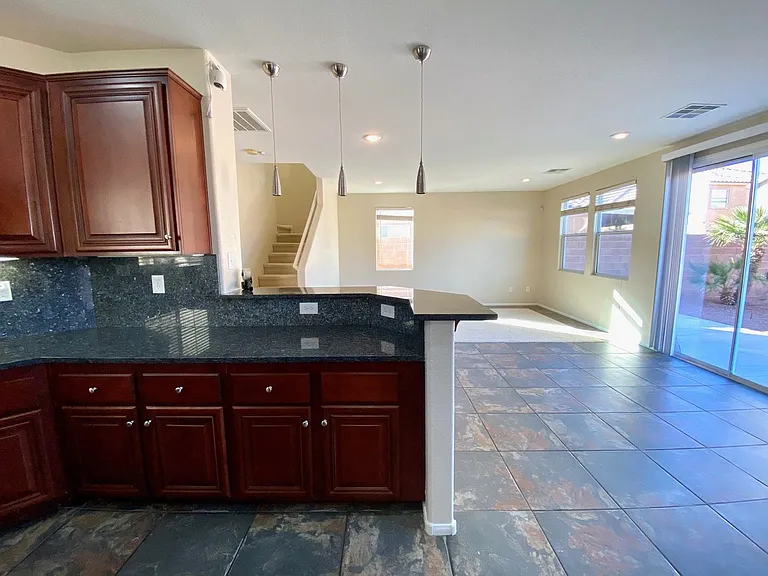2324 Cockatoo Dr — Photo 6