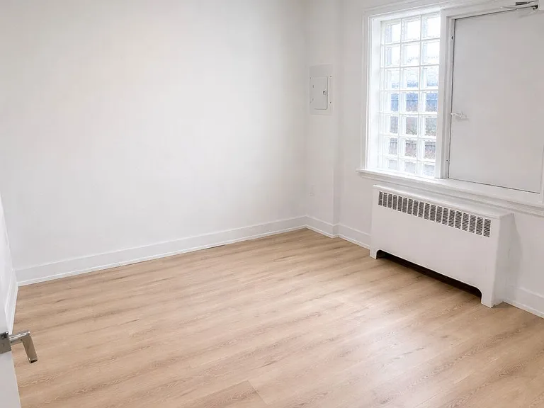 1024 King St E #3 — Photo 4