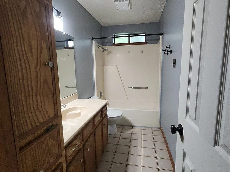 5221 Cromwell Dr — Photo 10