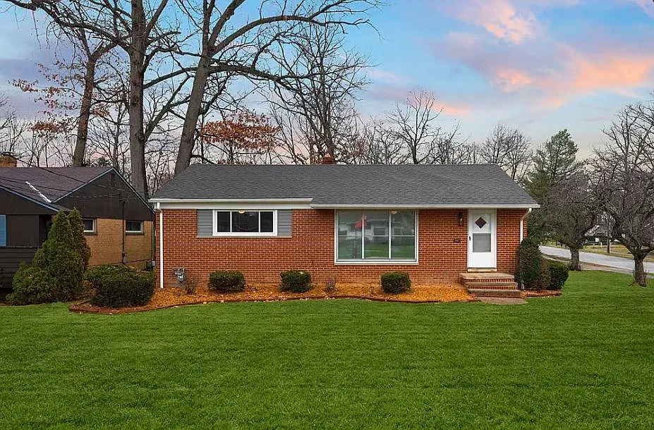 593 Woodlane Dr photo 1
