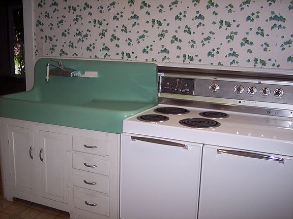 nice unique sink, large electric stove